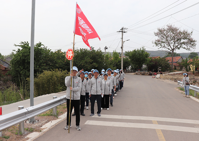 博陽機械舉行“凝聚（jù）堅強團隊 攜手（shǒu）勇攀高峰”徒（tú）步（bù）登（dēng）山活動