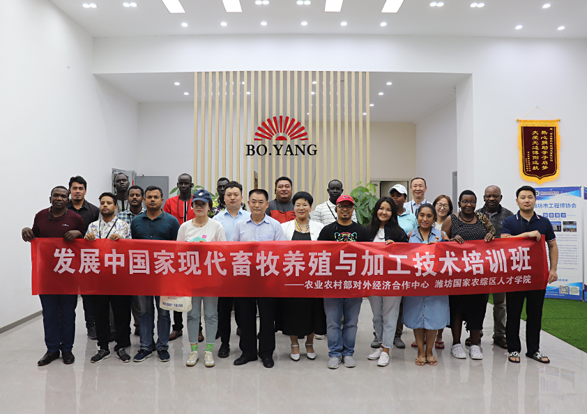 國家農（nóng）業部發（fā）展中國家現代畜牧養（yǎng）殖培訓班到博陽機械考察
