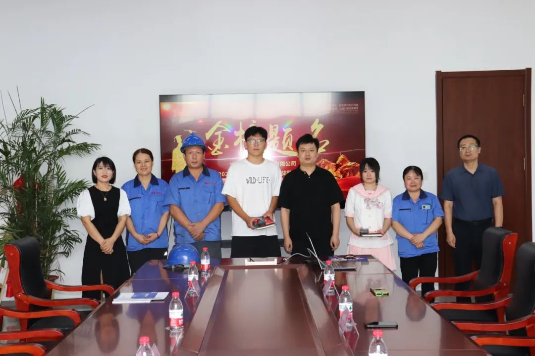 博（bó）陽機械為（wéi）升入高校的（de）職工子女頒發升（shēng）學獎金及學習用（yòng）品
