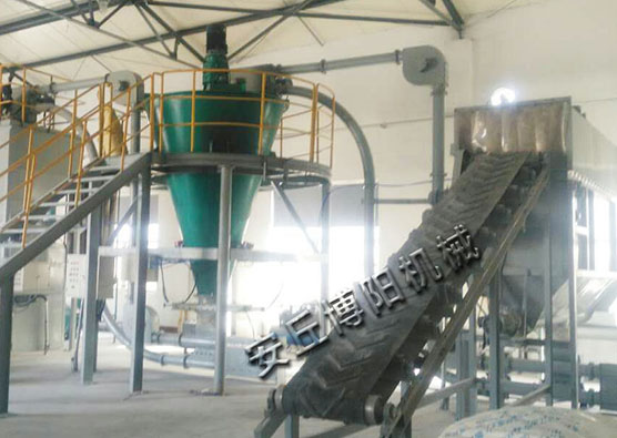 無塵輸送機搭配管鏈（liàn）輸送機，就解決（jué）了車（chē）間（jiān）的揚（yáng）塵問題（tí）