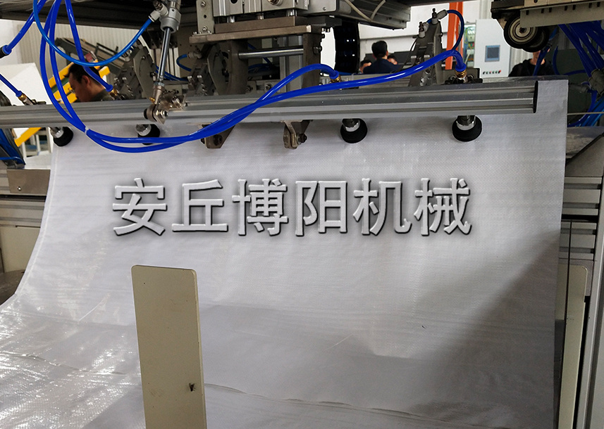 飼料原料全自動包裝碼垛機的工作原理和（hé）特（tè）點是什麽？