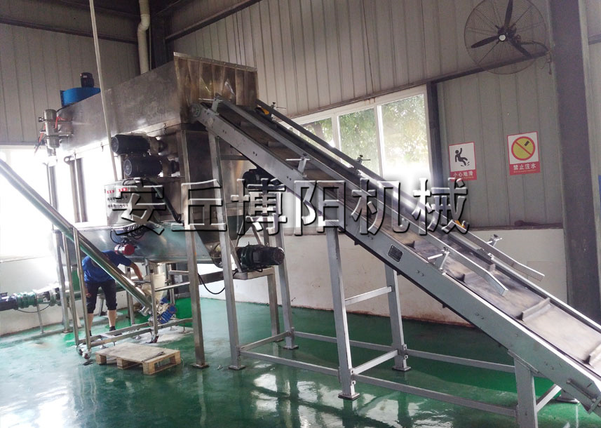 石灰粉自動拆包機的特點 無塵自動破（pò）袋機應用廣泛