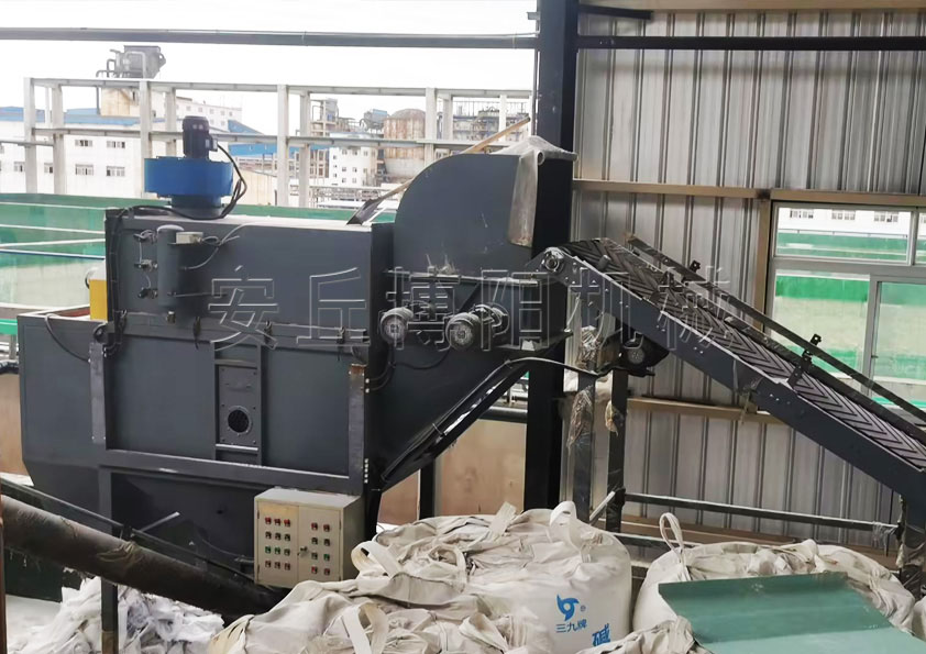 氯化鈉自動拆袋（dài）機工作流程 粉體自動拆袋機使用（yòng）優勢（shì）