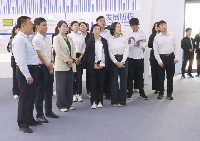 嘉祥縣第十四期青（qīng）年幹部培訓班（bān）一行到博陽機械（xiè）參觀交流