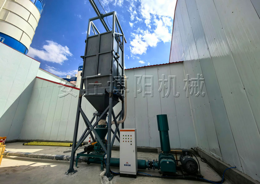 水泥噸袋拆（chāi）包機的性能優勢 噸袋拆包卸料機環保性能