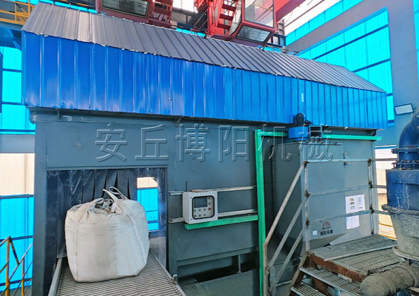 為什（shí）麽很多客戶選擇安丘博陽氧化鋁全自動噸包（bāo）拆包機（jī）?